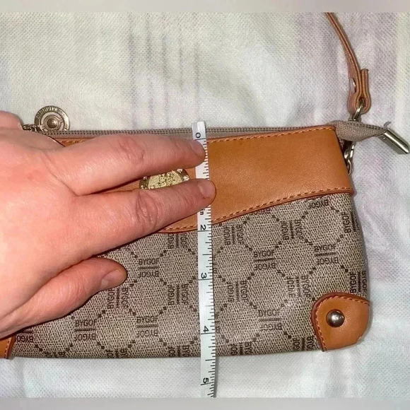 Cute little wallet. No name. Great condition - Picture 5 of 8